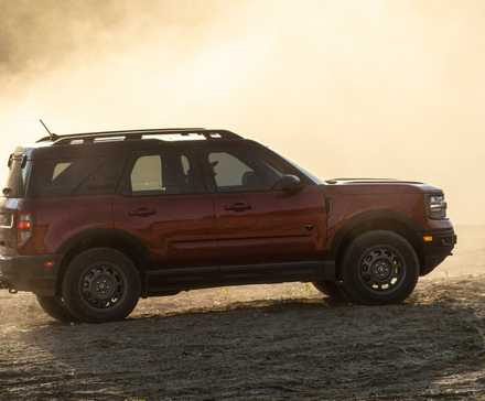Photo d'action de profil latéral d'un Ford Bronco Sport 2021