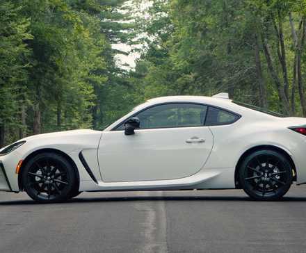 Photo de profil latéral d'une Toyota GR86 2022