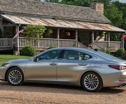 Profil latéral d'une Lexus ES 300h 2021