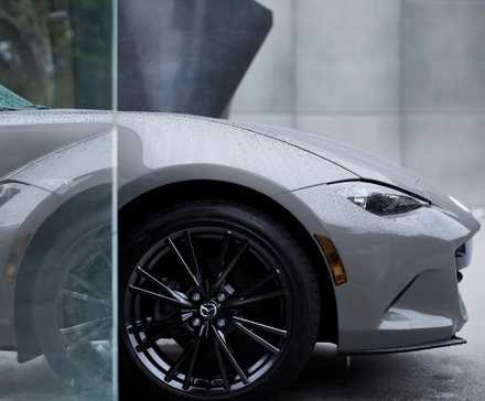 Gros plan de la roue du côté passager d’une Mazda MX-5 Miata 2026.