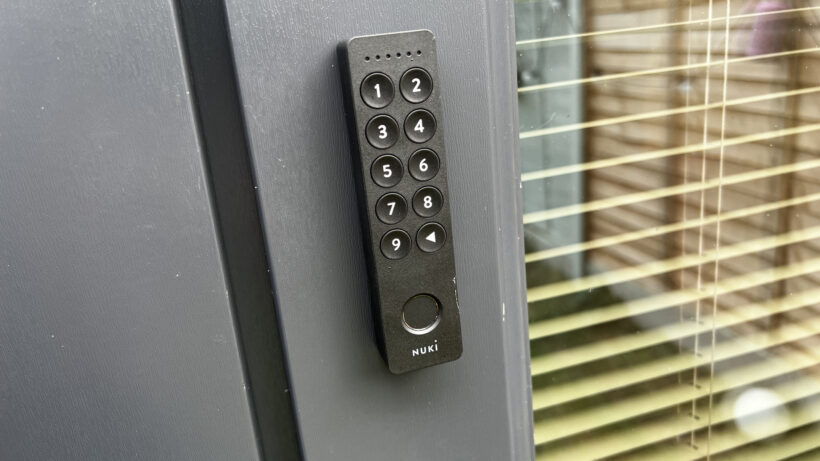 Clavier Nuki monté sur cadre de porte.