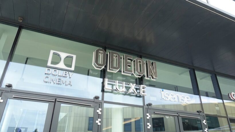 Une photo de l'extérieur du cinéma Dolby Leeds