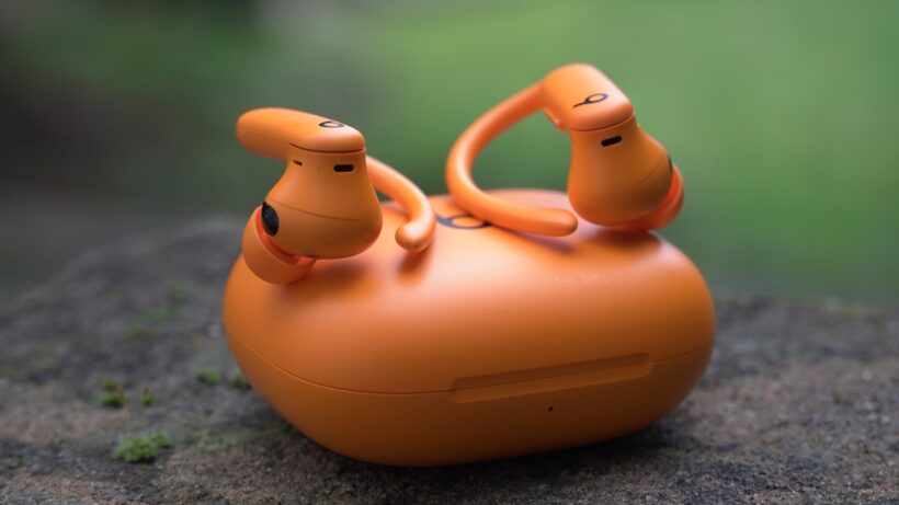 Beats PowerBeats Pro 2 sur le dessus du boîtier