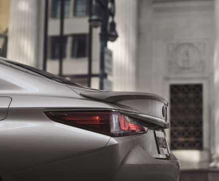 Gros plan de l’arrière d’une Lexus ES 2025