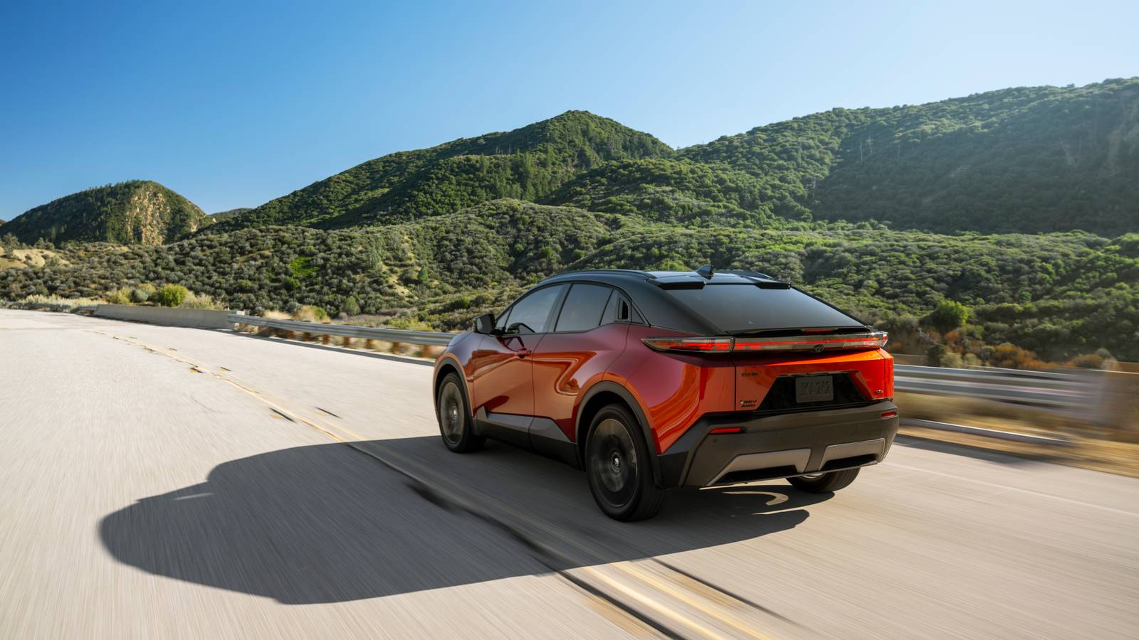 Toyota ramène le C-HR en tant que SUV électrique de 338 chevaux avec traction intégrale de série