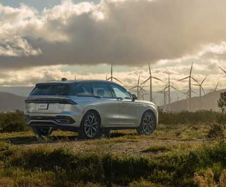 Plan 3/4 arrière d'un Lincoln Nautilus 2024 