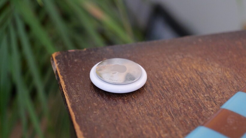 AirTag 2 en bas sur la table