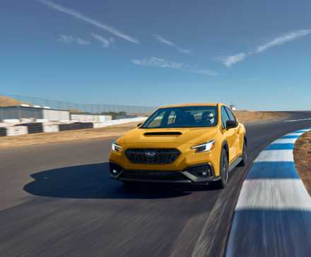 Subaru WRX Series 2026 Jaune sur une piste de course.
