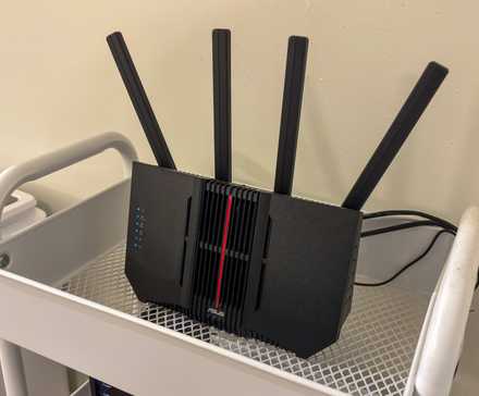 Routeur ASUS sur une étagère