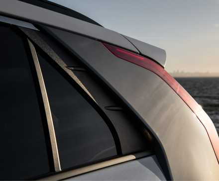 Gros plan du feu arrière d’un Kia Niro EV 2025 blanc.