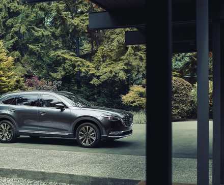 Plan 3/4 avant d'un Mazda CX-9 2021 