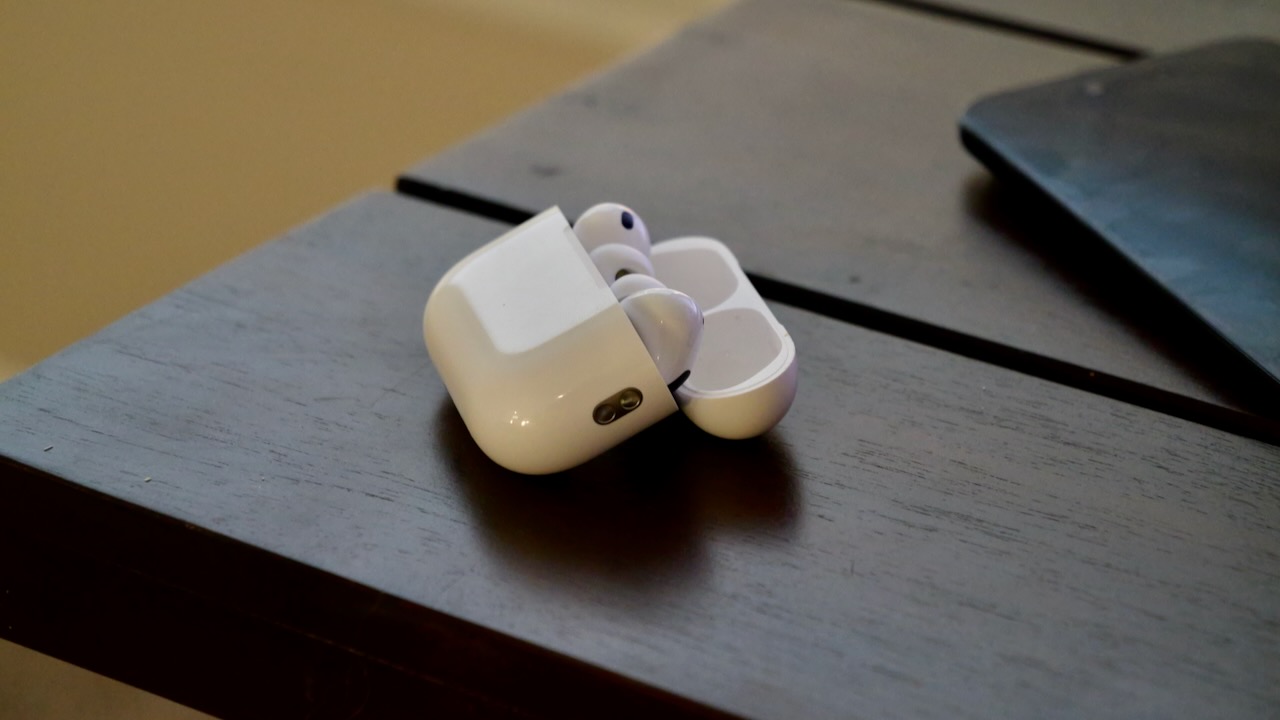 Apple travaillerait sur des AirPod compatibles avec l'appareil photo, une broche alimentée par l'IA et des lunettes intelligentes complètes