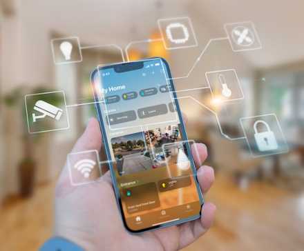 Un iPhone montrant quelques scènes de maison intelligente avec quelques icônes autour.