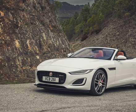 Plan 3/4 avant d'une Jaguar F-Type 2022