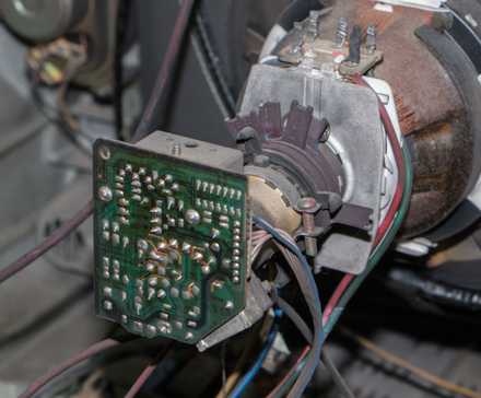 Détail de l'électronique de la vieille télévision de l'intérieur poussiéreux du téléviseur.