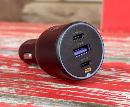 Chargeur de voiture UGREEN sur un banc.
