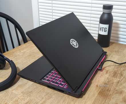 L'ordinateur portable Kubuntu Focus M2 Gen 6 sur une table à côté d'un casque.