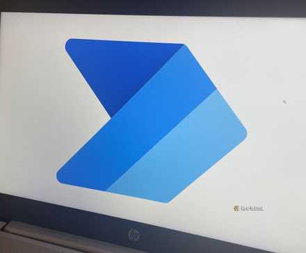 Le logo de l’application Power Automate sur un ordinateur portable.