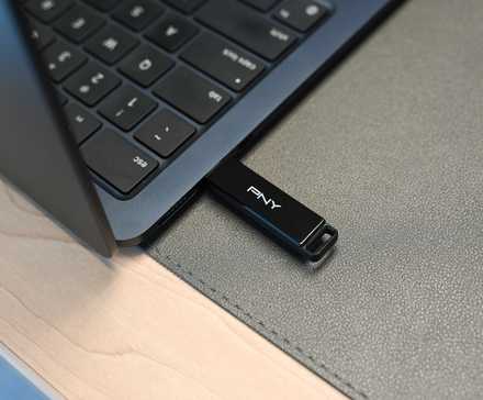 La clé USB PNY Elite X Type C branchée sur un ordinateur portable.
