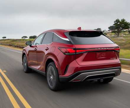 Plan 3/4 arrière dynamique d'un Lexus RX 350h 2026 rouge.