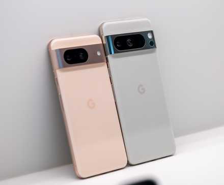 Google Pixel 8 et Google Pixel 8 Pro placés côte à côte.