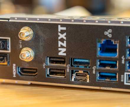 L'E/S arrière d'une carte mère NZXT, affichant neuf ports USB-A et un seul port USB-C.