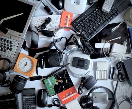 Une pile de gadgets obsolètes.