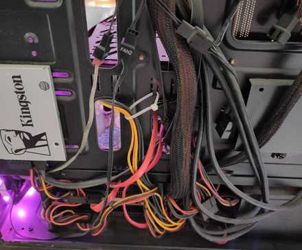 L'intérieur d'un PC avec de nombreux câbles colorés et en désordre.