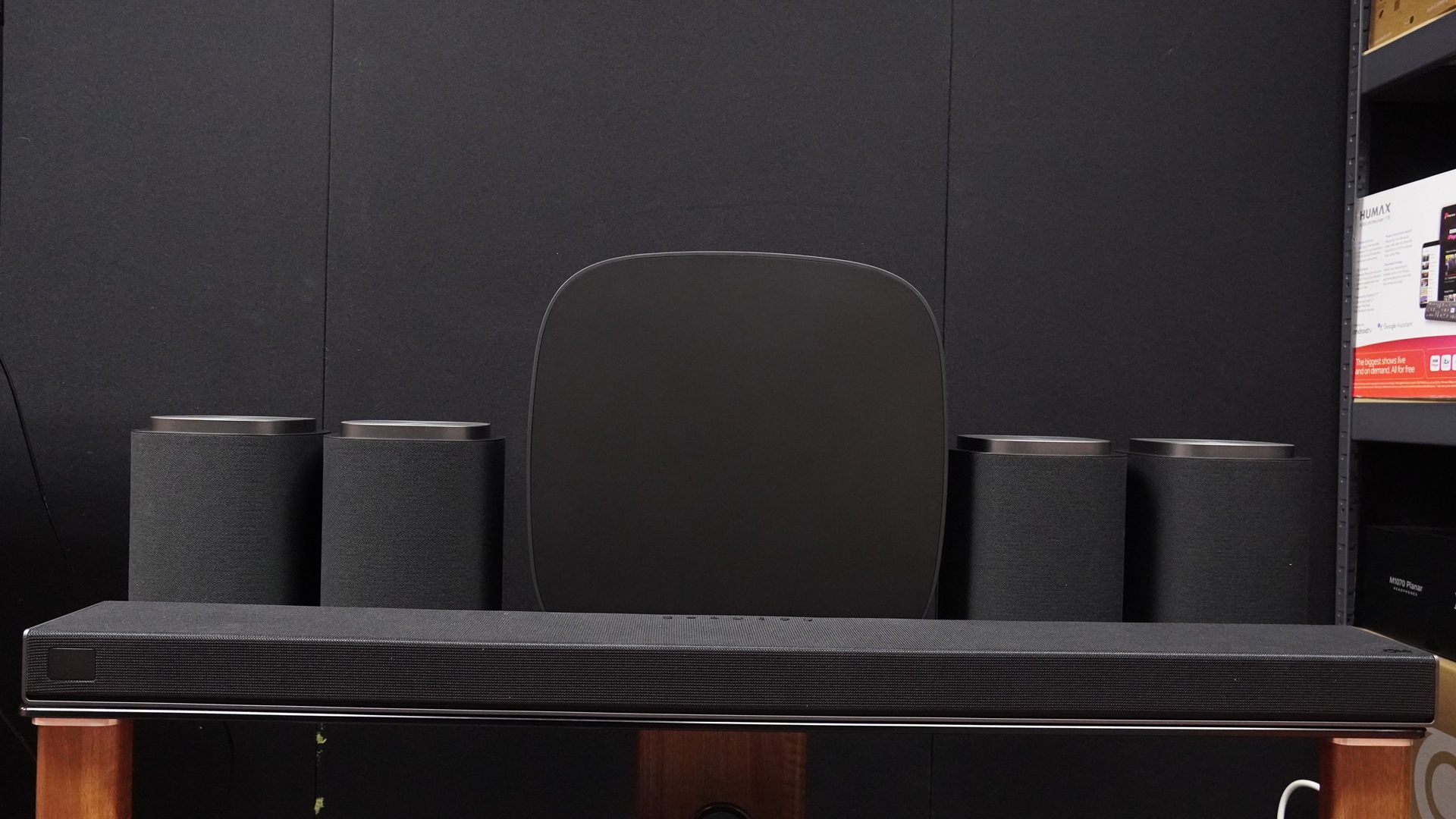 Le système LG Sound Suite sait que la forme de votre pièce est un peu bizarre