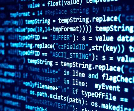 Gros plan d'un écran d'ordinateur affichant des lignes de langage de programmation.