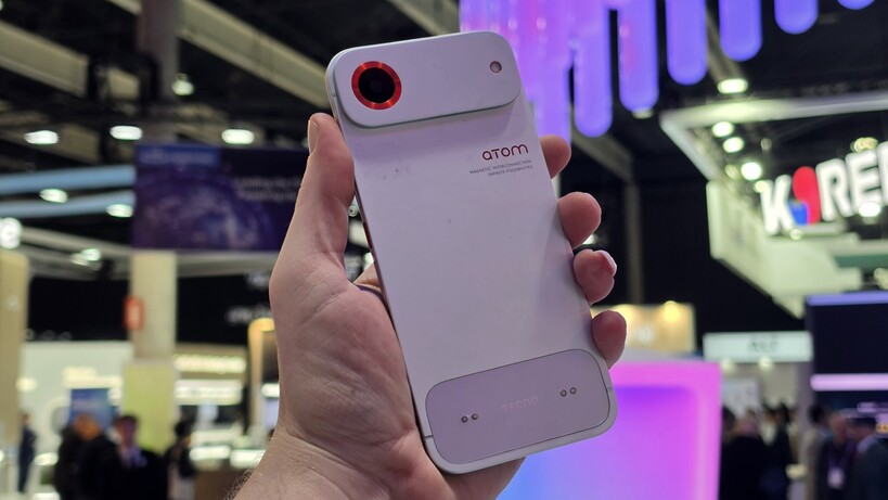 Concept Tecno Atom en main