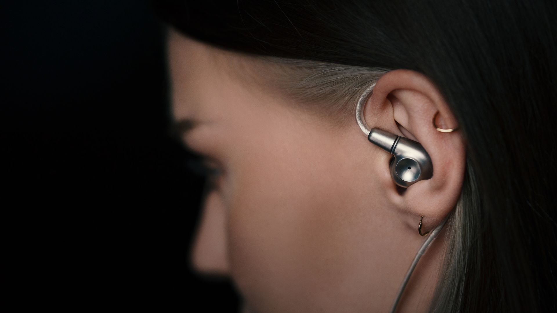 Les nouveaux écouteurs Astru de Meze Audio ont la touche dorée