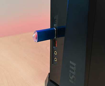 Un port USB-C en façade d'un PC MSI. 