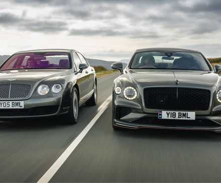 Plan dynamique d'une Bentley Continental Flying Spur 2005 et d'une Bentley Flying Spur Speed ​​2026 roulant côte à côte sur une route de campagne.