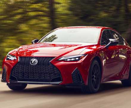Plan 3/4 avant d'une Lexus IS 2021