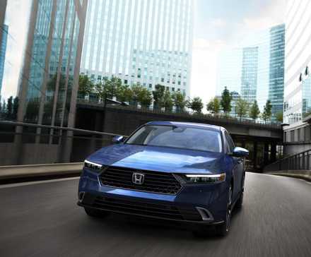 Plan 3/4 avant d'une Honda Accord Touring 2023