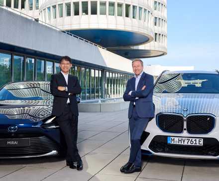 Les présidents de Toyota et de BMW posant devant leurs FCEV de nouvelle génération