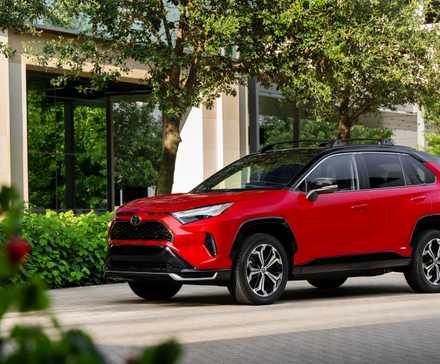 Plan 3/4 avant d'un Toyota RAV4 PHEV 2024