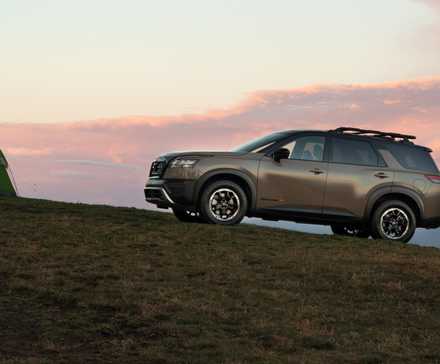 Photo de profil latéral d'un Nissan Pathfinder 2023