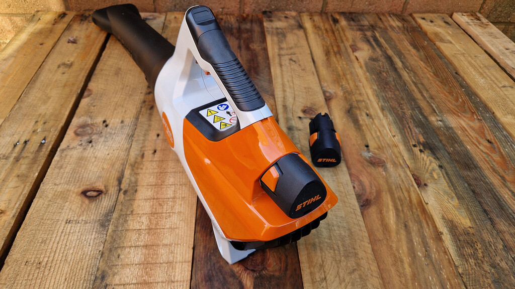 Batterie du souffleur sans fil Stihl BGA 30 installée