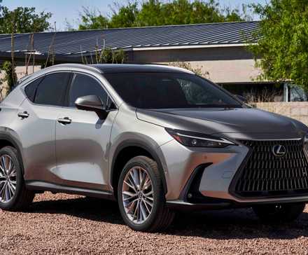 Vue du quart avant du Lexus NX 350h 2025