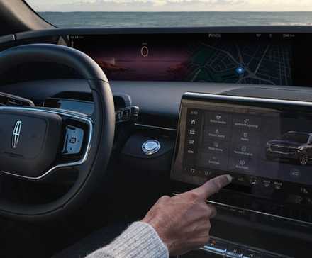 Plan d'un conducteur utilisant l'écran tactile central d'un Lincoln Nautilus 2024.