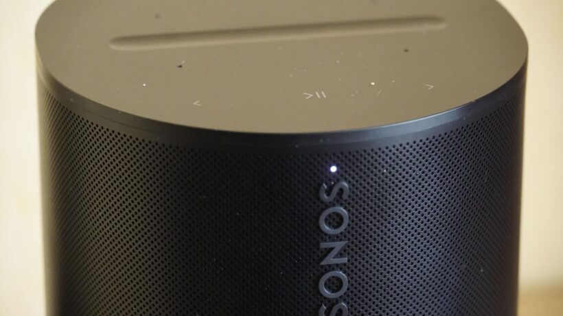 Gros plan sur le logo Sonos Era 100
