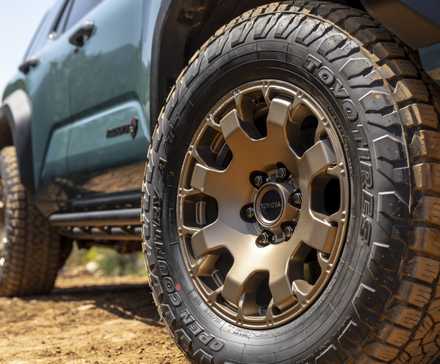 Gros plan des roues du Toyota 4Runner Trailhunter 2025