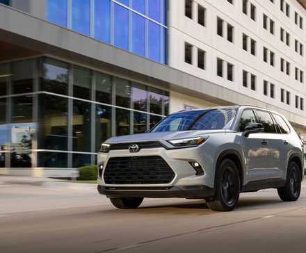 Toyota Grand Highlander 2025 gris roulant en ville. 