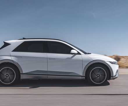 Photo d'action latérale d'une Hyundai Ioniq 5 2025