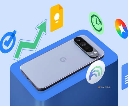 Un téléphone Google Pixel sur une plate-forme bleue, entouré d'icônes de productivité flottantes, notamment Google Tasks, Google Keep, une flèche de croissance, une horloge, Gemini, NotebookLM et Google Docs.
