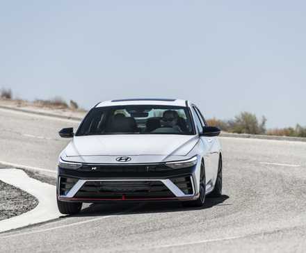 Photo d'action frontale d'une Hyundai Elantra N 2025