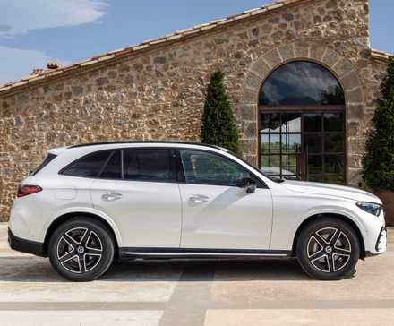 Vue de profil latérale d'un Mercedes-Benz GLC 2023