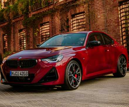 Plan 3/4 avant d'une BMW M240i 2025